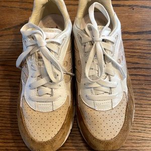 Saucony 600 XT suede and leather sneaker. Worn twice. Excellent condition.